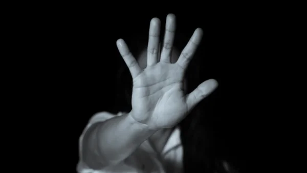 Padres encadenaron a su hija y la sometieron a abusos por años en Ibagué: tuvo que abortar dos veces